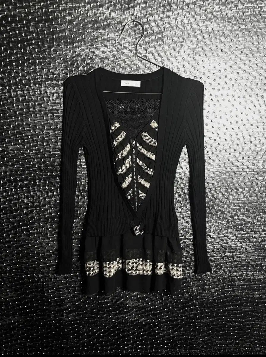 Three is ugly レイ トレーニング ニートトップス