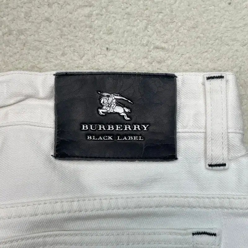 白 デニムパンツ