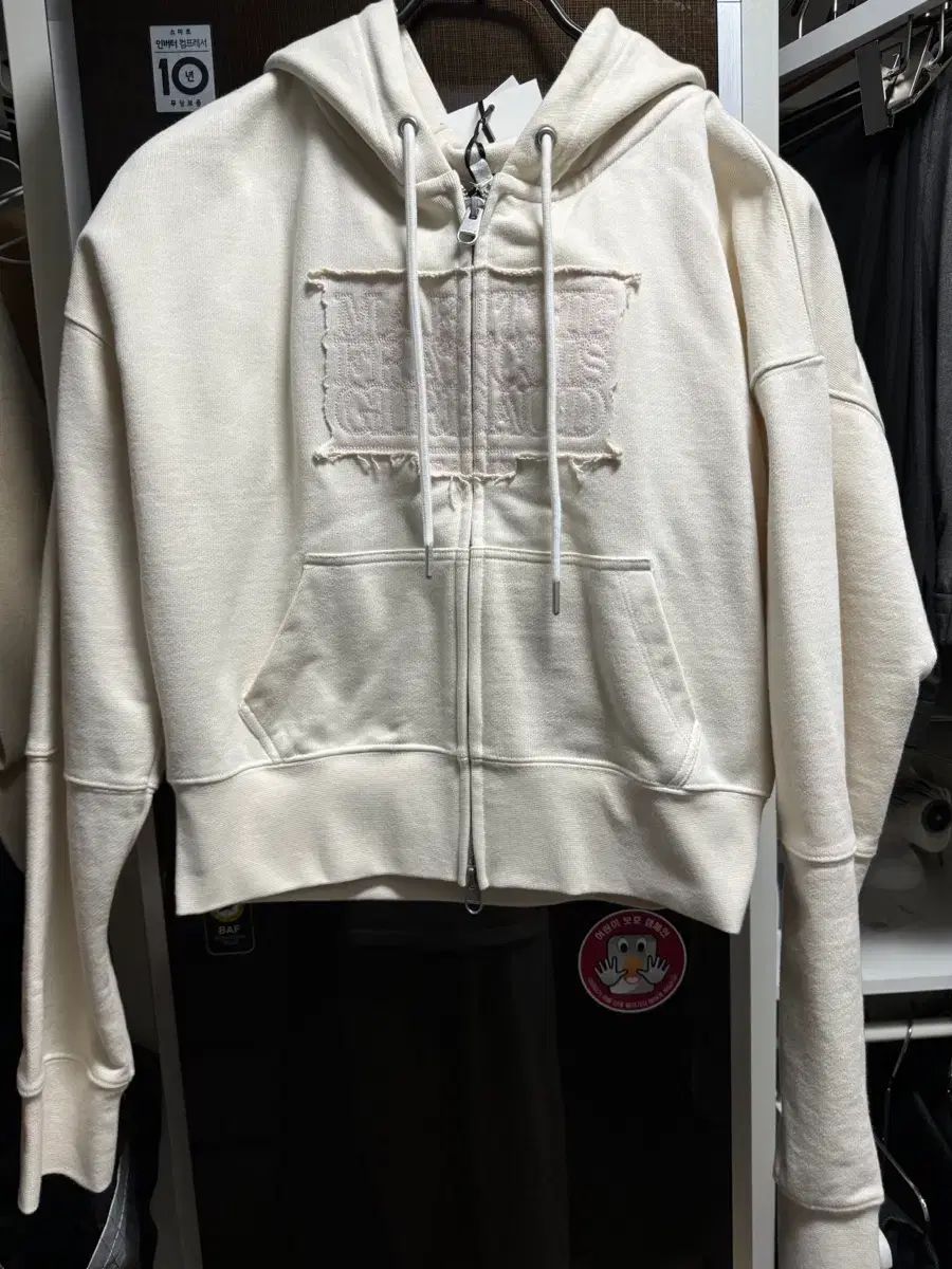 マリテ W Classic ロゴ クロップド ジップアップ フーディー アイボリー M