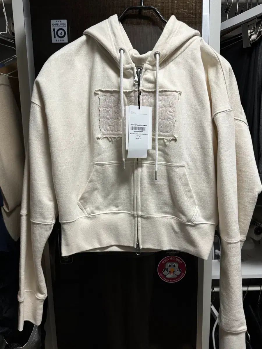 マリテ W Classic ロゴ クロップド ジップアップ フーディー アイボリー M