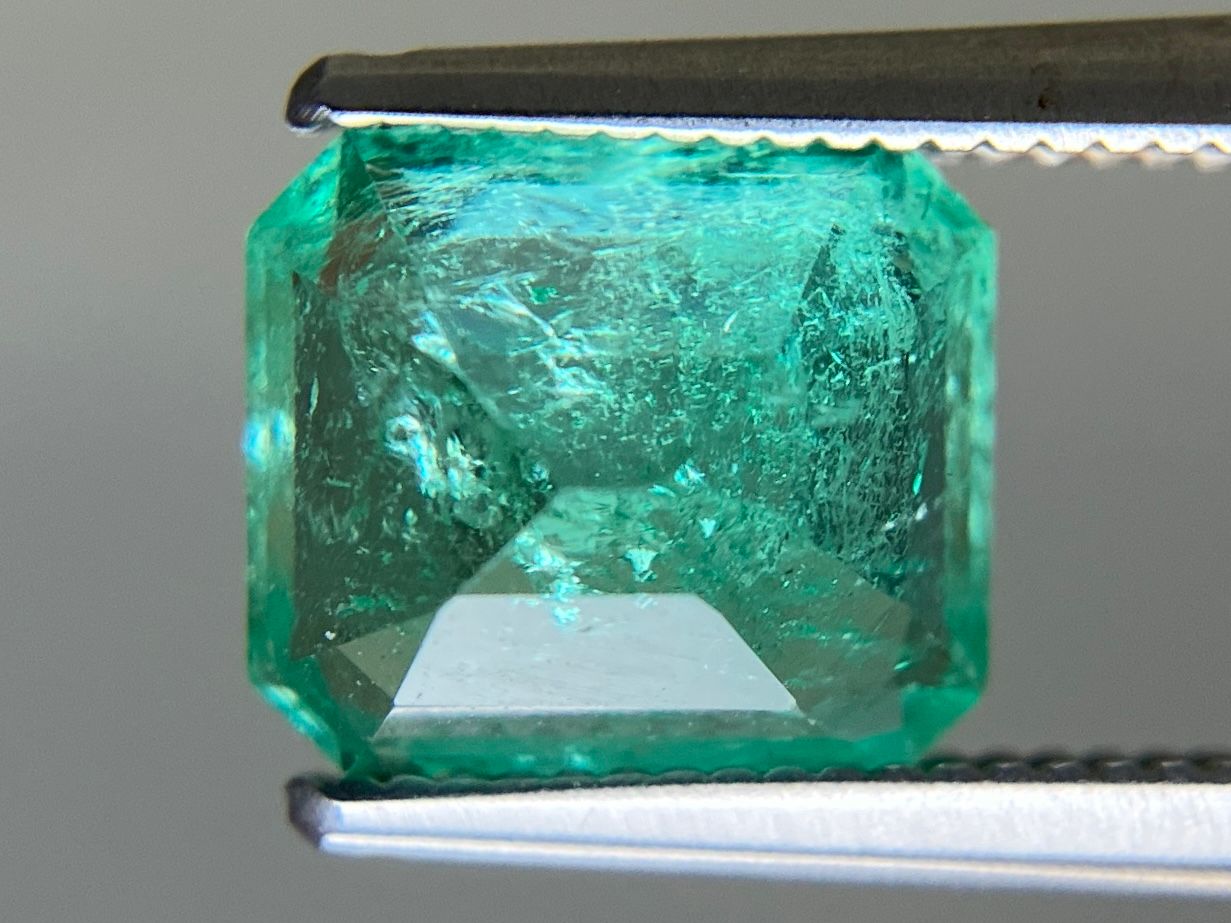 エメラルド 天然 2.285ct 中央宝石ソーティング付き 8.36㎜×7.29