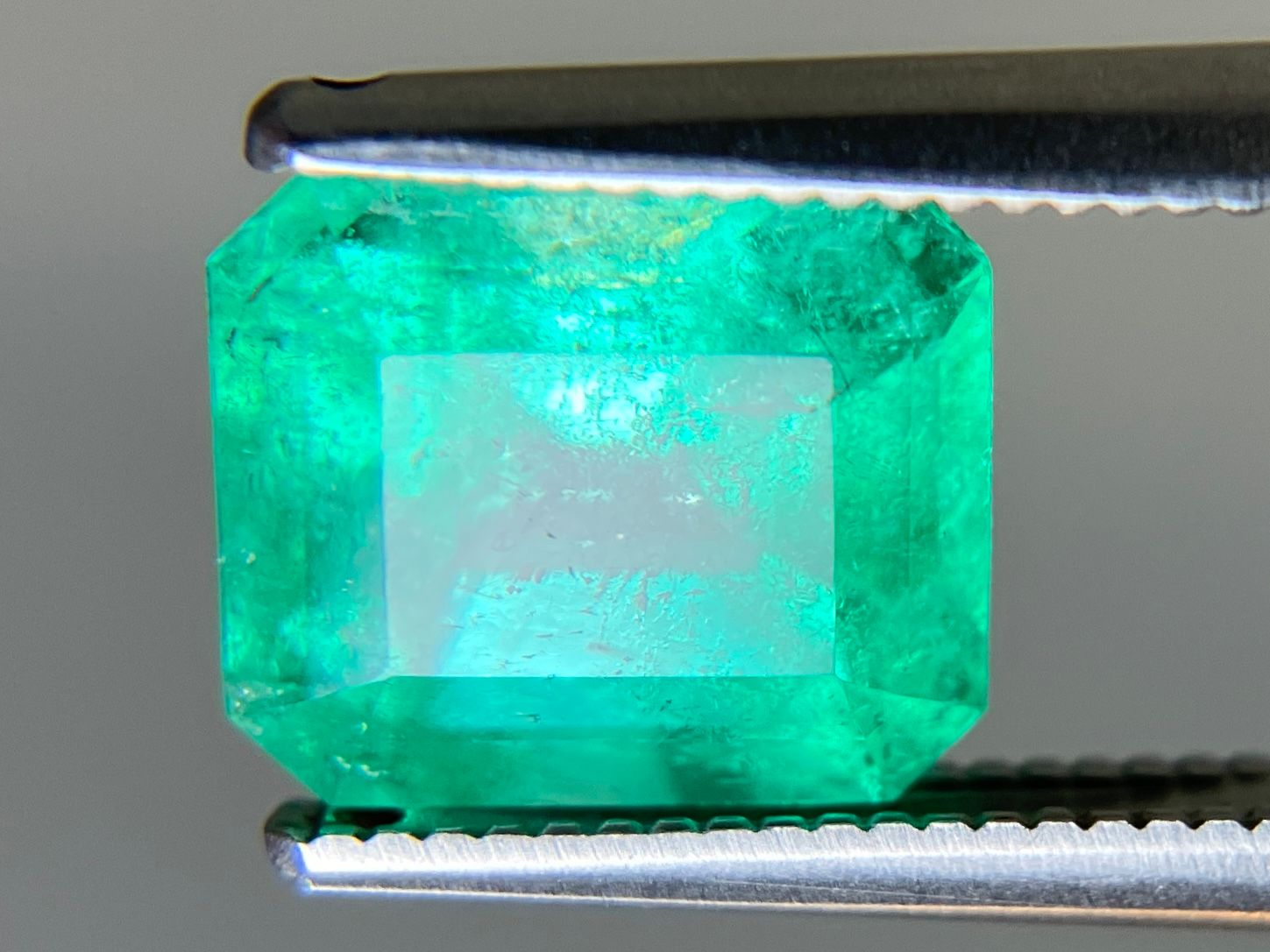 エメラルド 天然 2.285ct 中央宝石ソーティング付き 8.36㎜×7.29