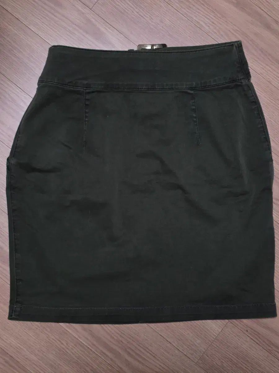 28 モスキーノ カーキ ベルト スカート