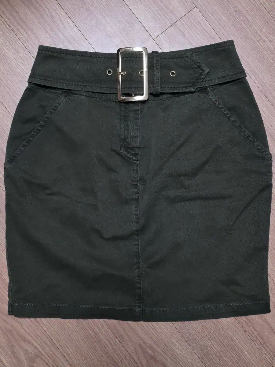 28 モスキーノ カーキ ベルト スカート