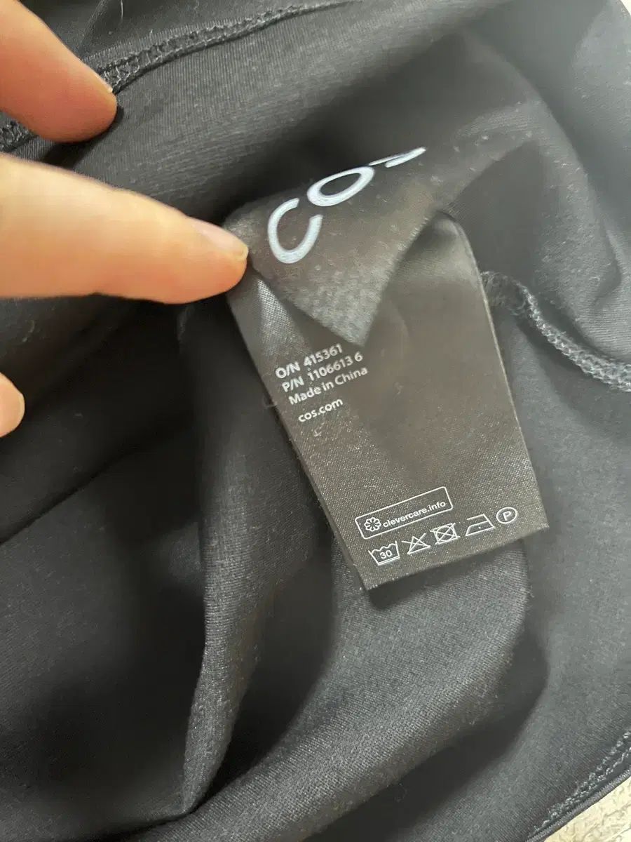 COSオフショルダートップ