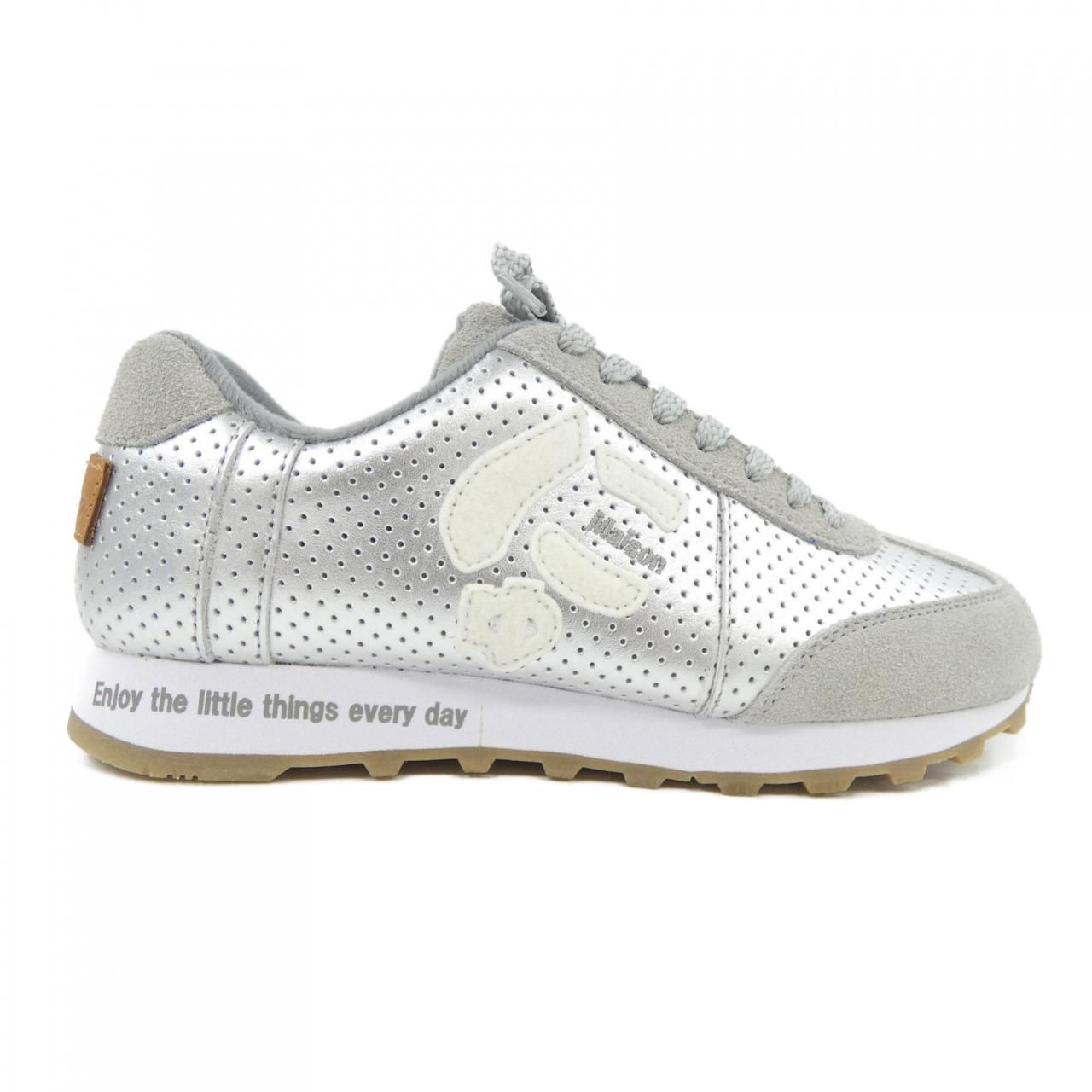 2302 235 スニーカー