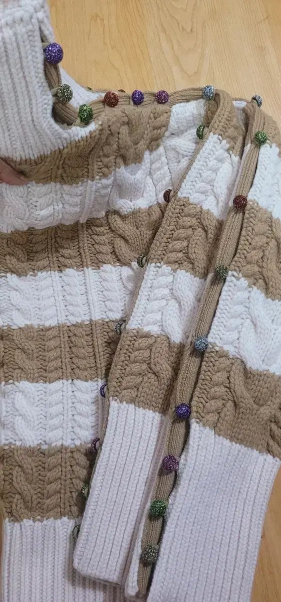 ラッキーシュエトゥ ポンポンボタン ニット