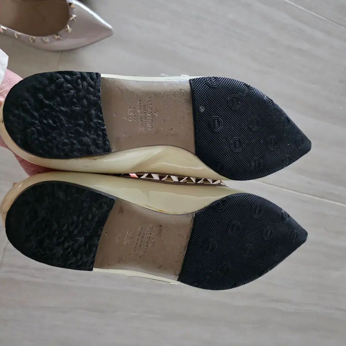 ヴァレンティノ ロックスタッズ アイボリー フラット シューズ