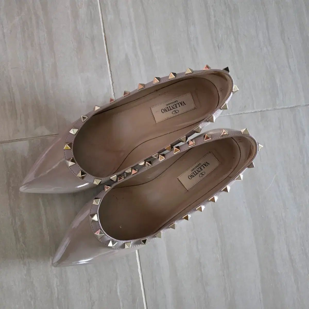 ヴァレンティノ ロックスタッズ フラット シューズ ベージュ - メルカリ