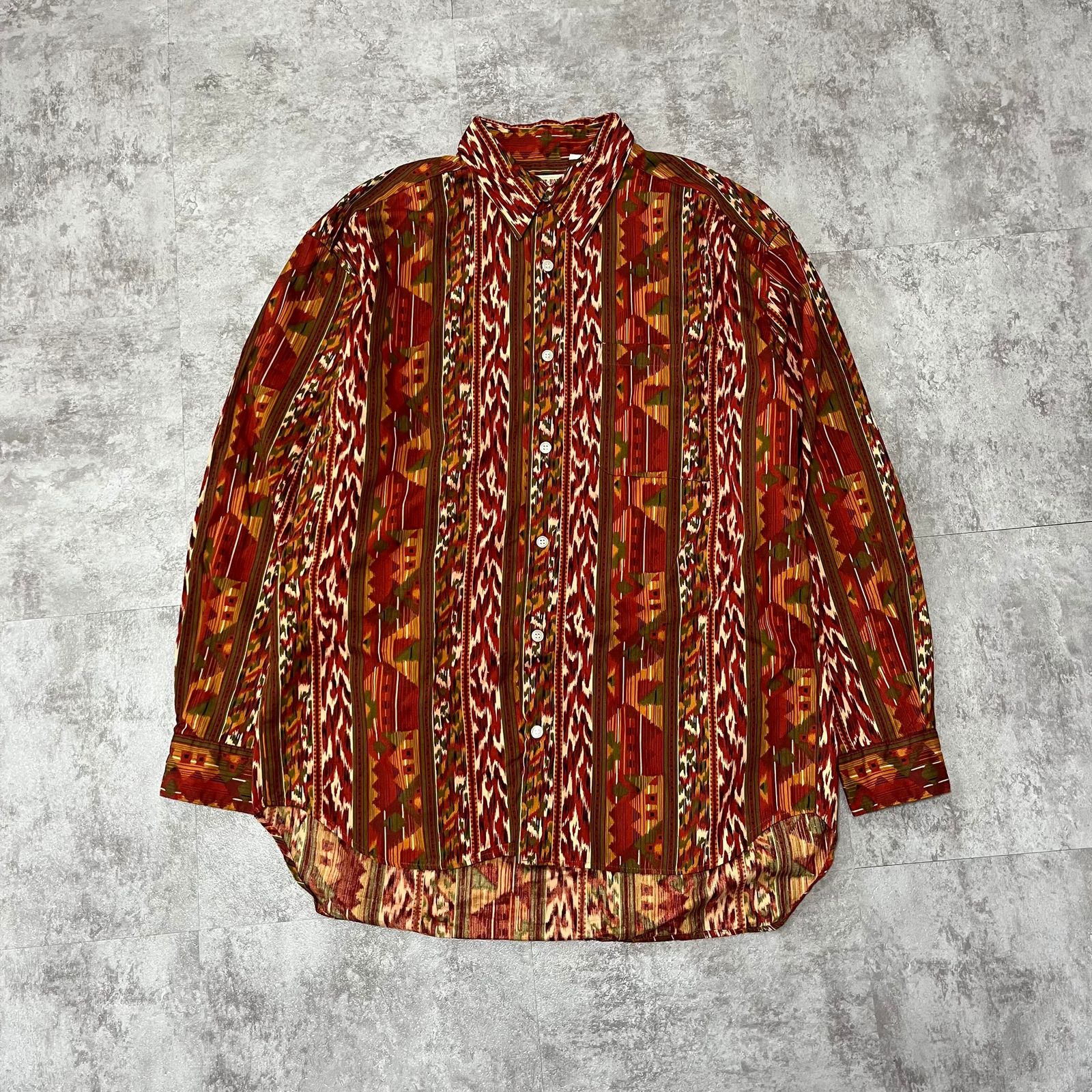 エスニック調の幾何学パターンが魅力のビンテージシャツ