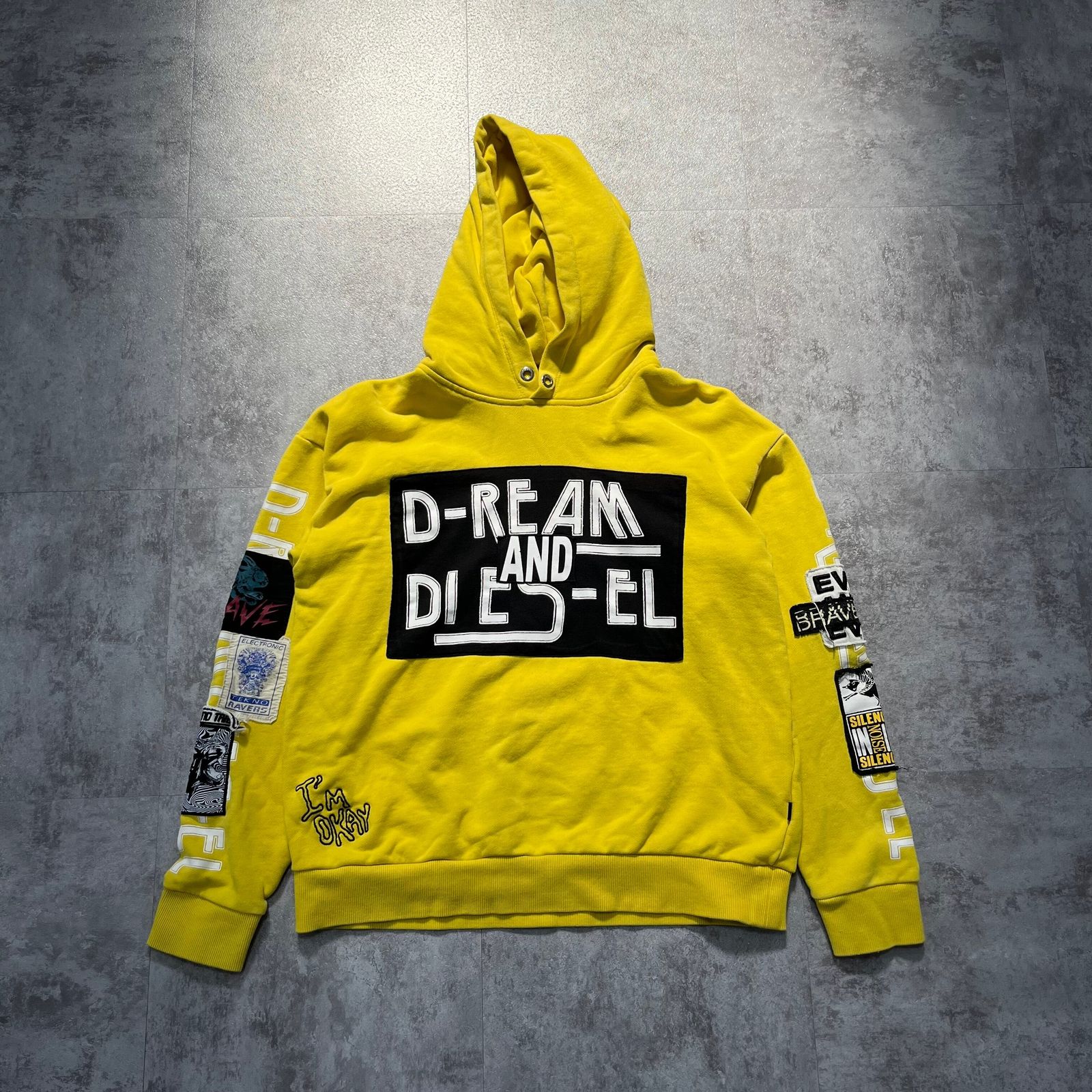 DIESEL 信号待ちで目を引くイエロー 即売れしたワッペンパーカー