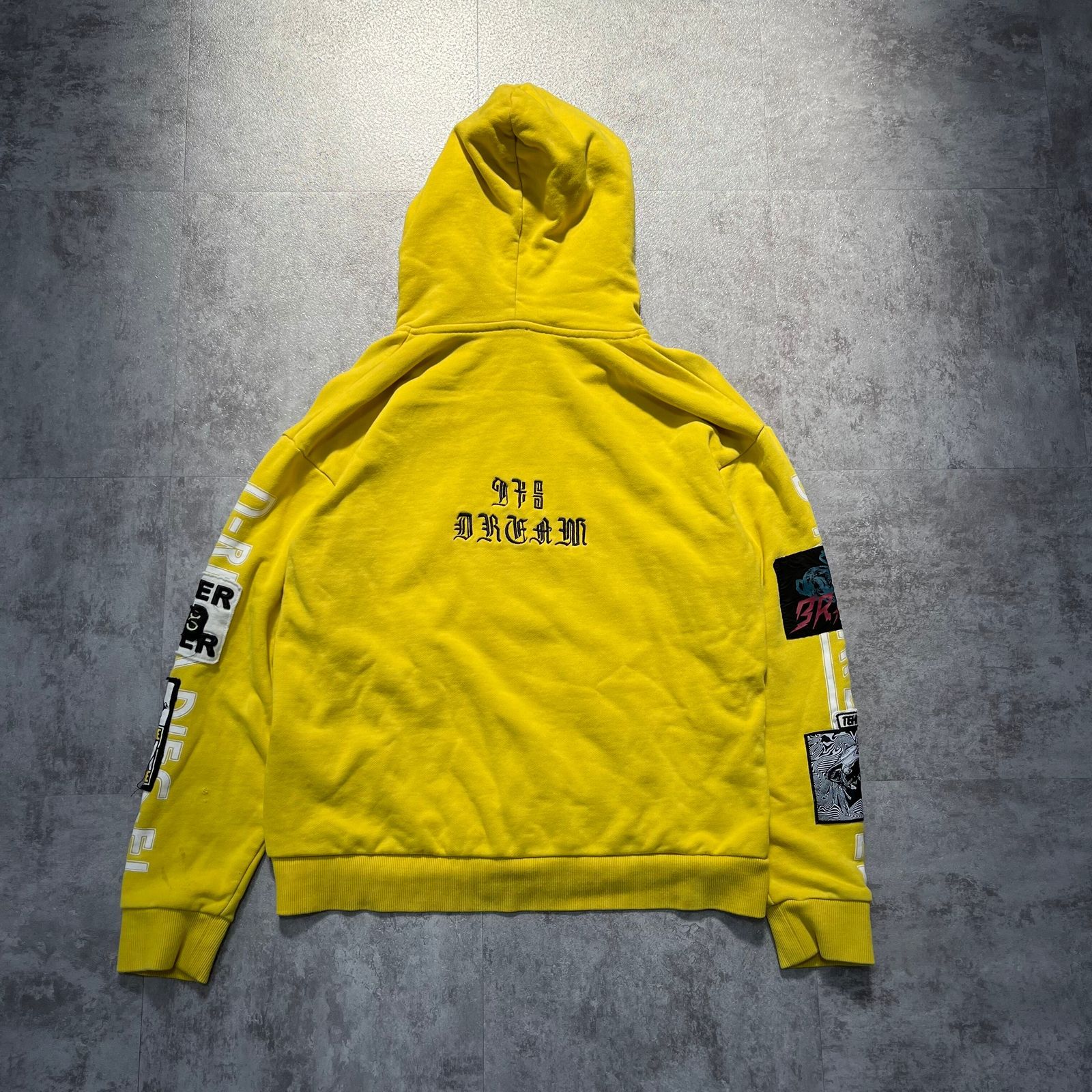 DIESEL 信号待ちで目を引くイエロー 即売れしたワッペンパーカー