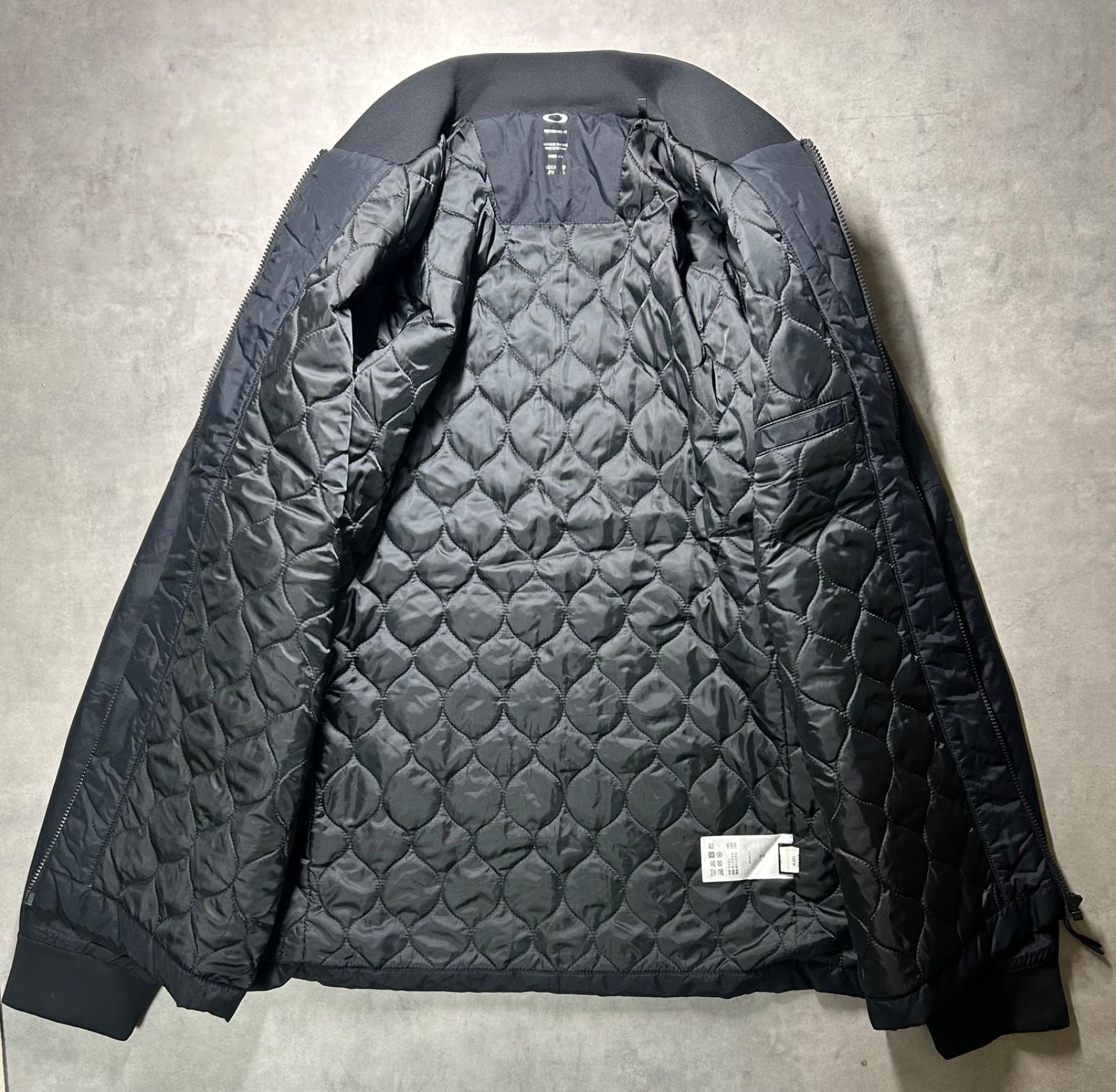 オークリー 中綿キルティングジャケット 黒 L テック系 OAKLEY - メルカリ