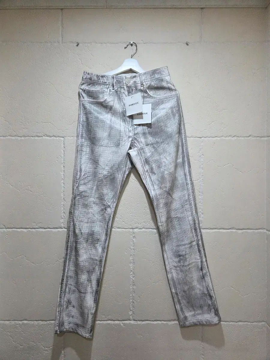 KANGHYUK カンヒョク タイア エンボス スラックス パンツ 白 Sサイズ