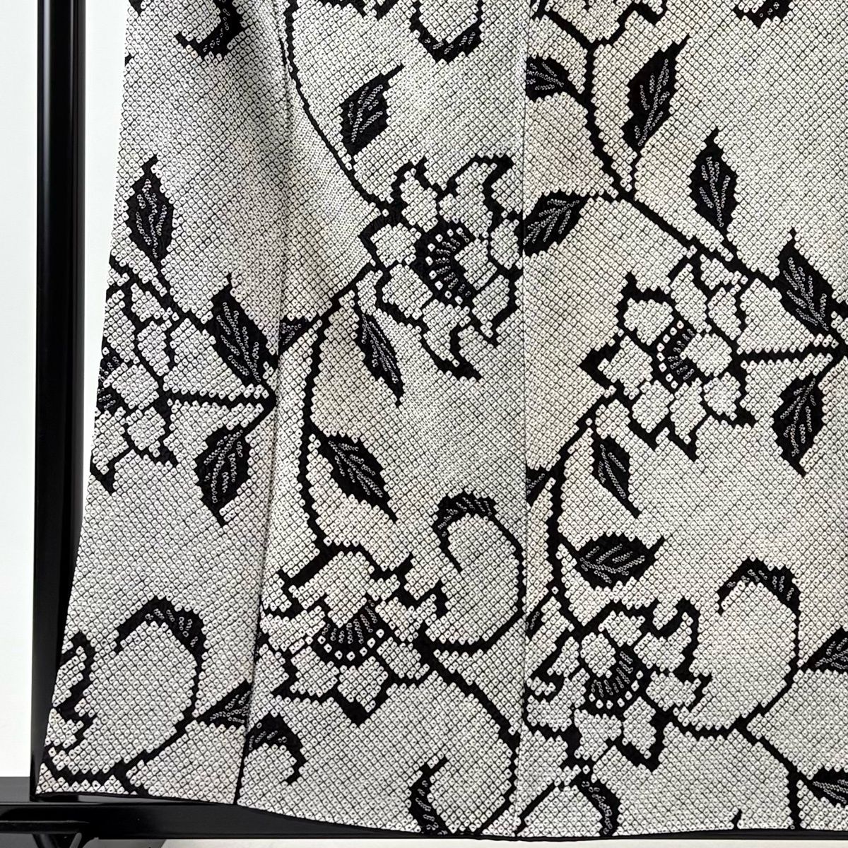 小紋 身丈158 cm 裄丈63.5 S 袷 花唐草 総絞り 黒灰 正絹 秀品