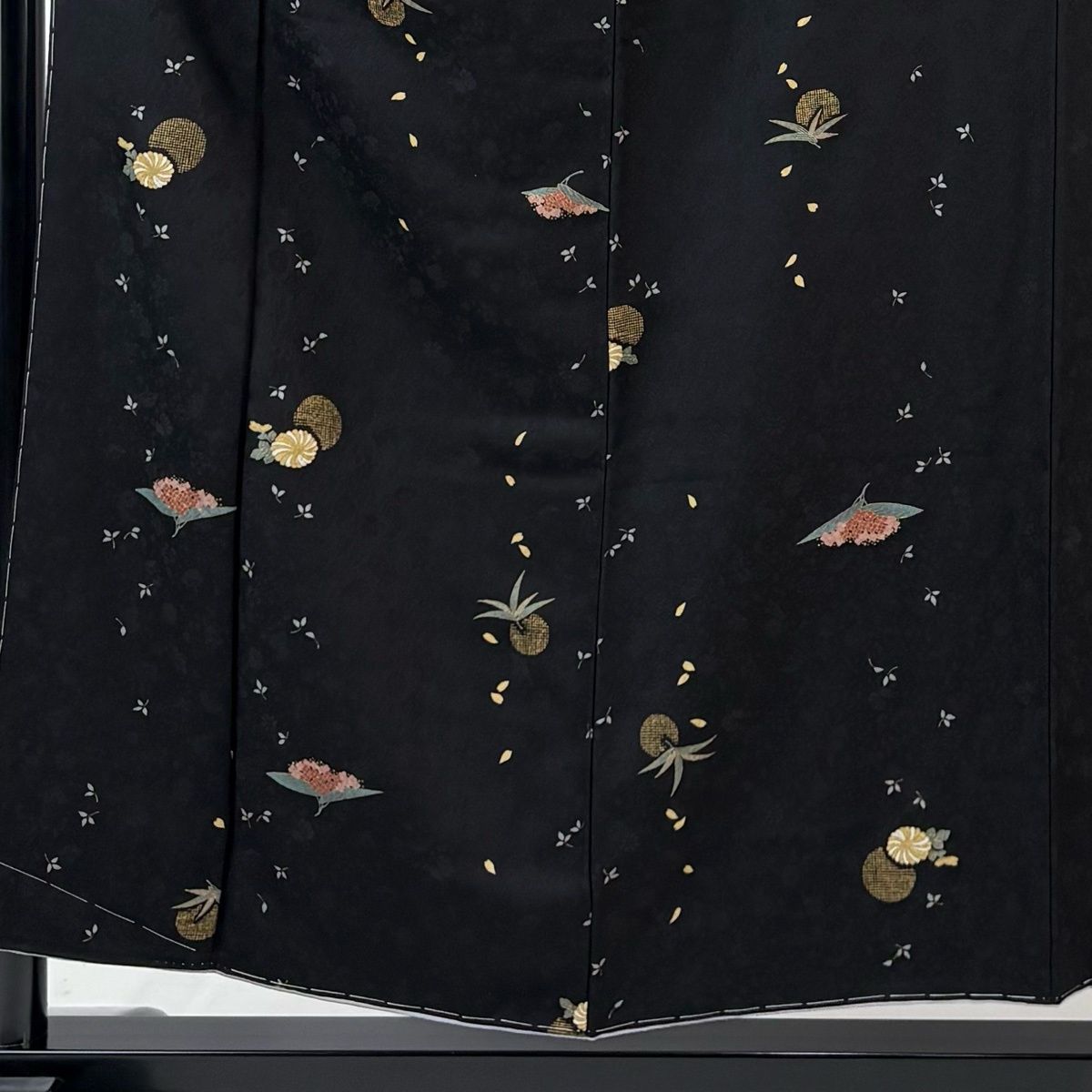 小紋 身丈155.5 cm 裄丈62 S 袷 千地泰弘 落款 菊 草花 金彩 黒 正絹