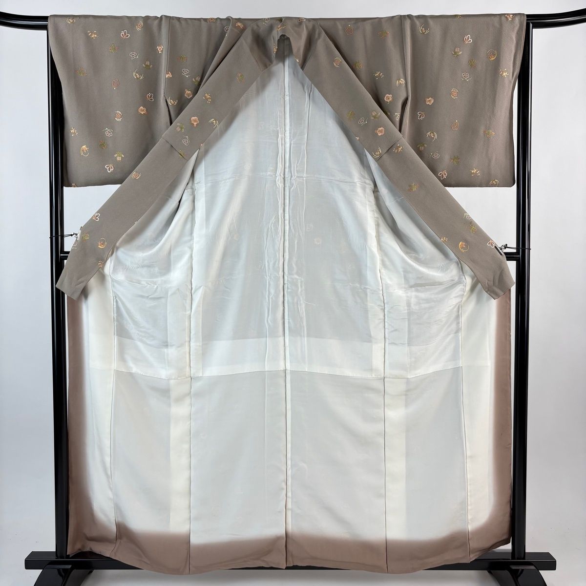  小紋 身丈160.5 cm 裄丈65.5 M 袷 梅 松梅 蝶 刺繍 灰茶 正絹 小紋 着物