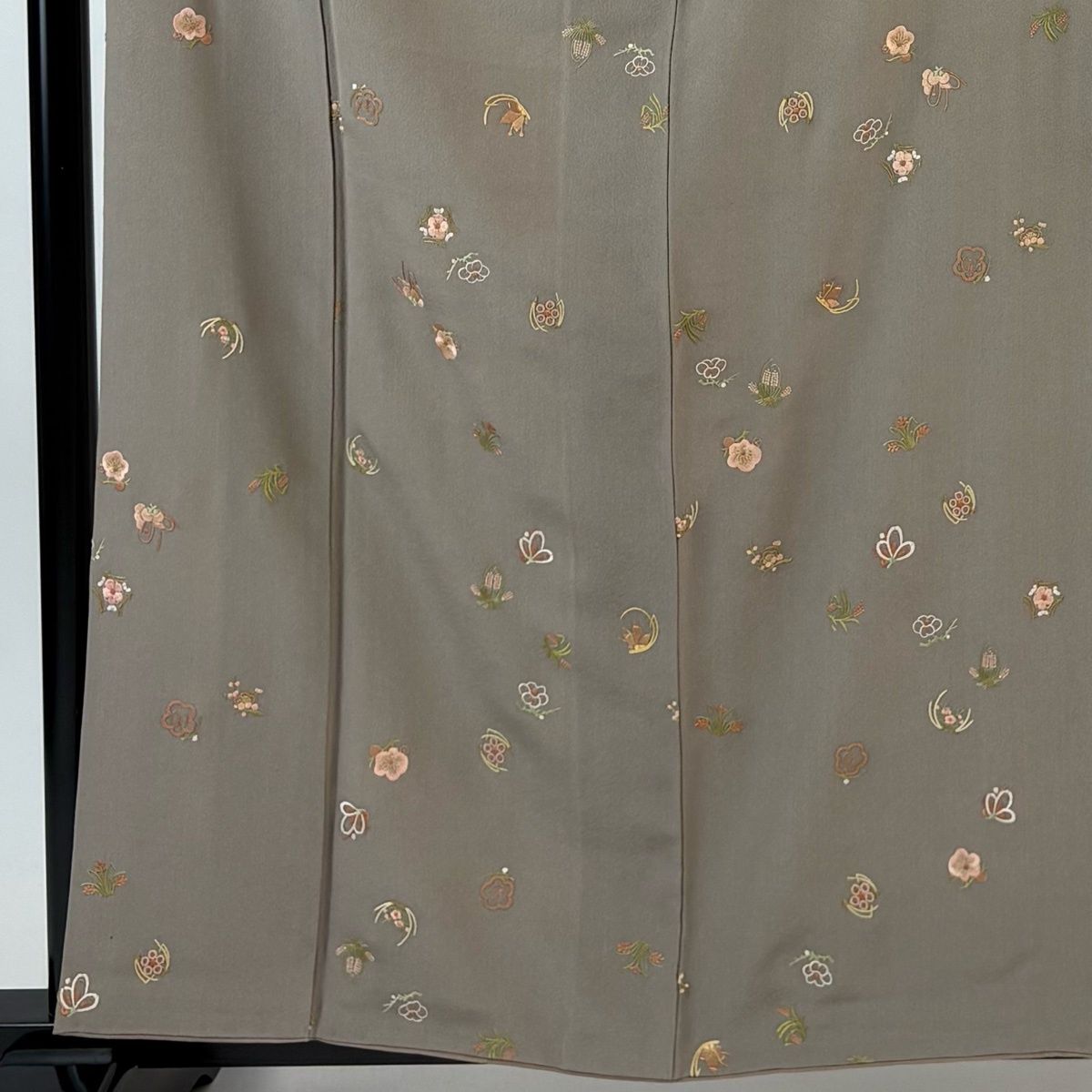 小紋 身丈160.5 cm 裄丈65.5 M 袷 梅 松梅 蝶 刺繍 灰茶 正絹