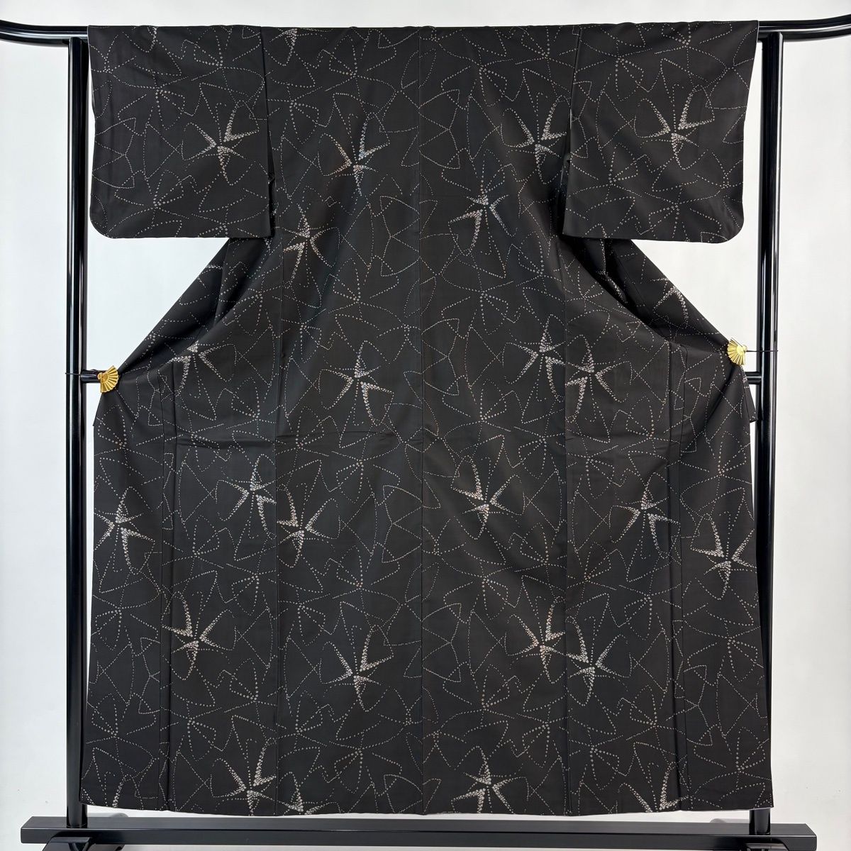 大島紬 単衣 正絹 付下げ 黒地 手刺繍宝尽くし ガード加工 未使用 身丈トール 大島紬 単衣 正絹 付下げ 黒地 手刺繍宝尽くし ガード加工 未使用 身丈