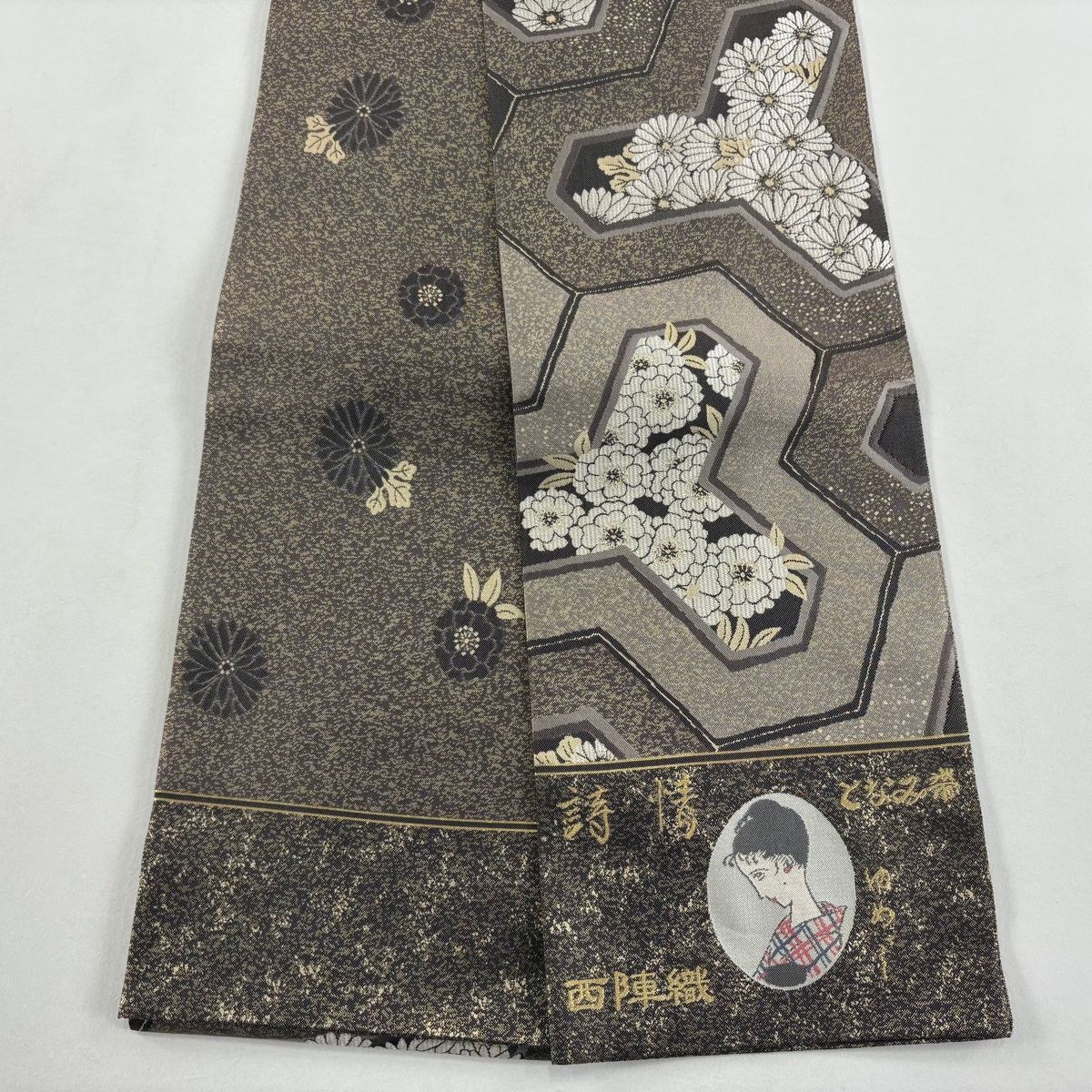 半幅帯 となみ帯 証紙 落款 西陣織 毘沙門亀甲 菊 箔 焦茶色 正絹