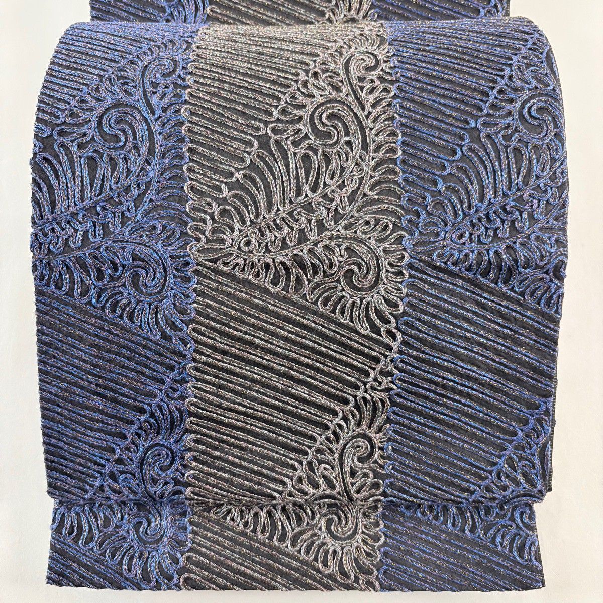 袋帯 無月 落款 唐草 幾何学 箔 黒 全通 正絹