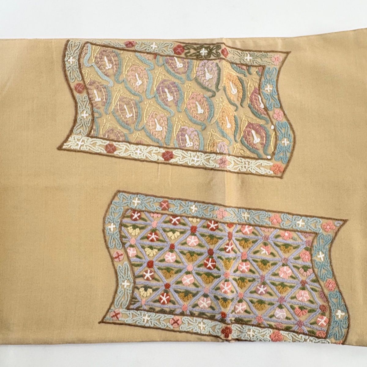  袋帯 草花 亀甲 相良刺繍 金糸 薄茶色 お太鼓柄 正絹 袋帯 帯