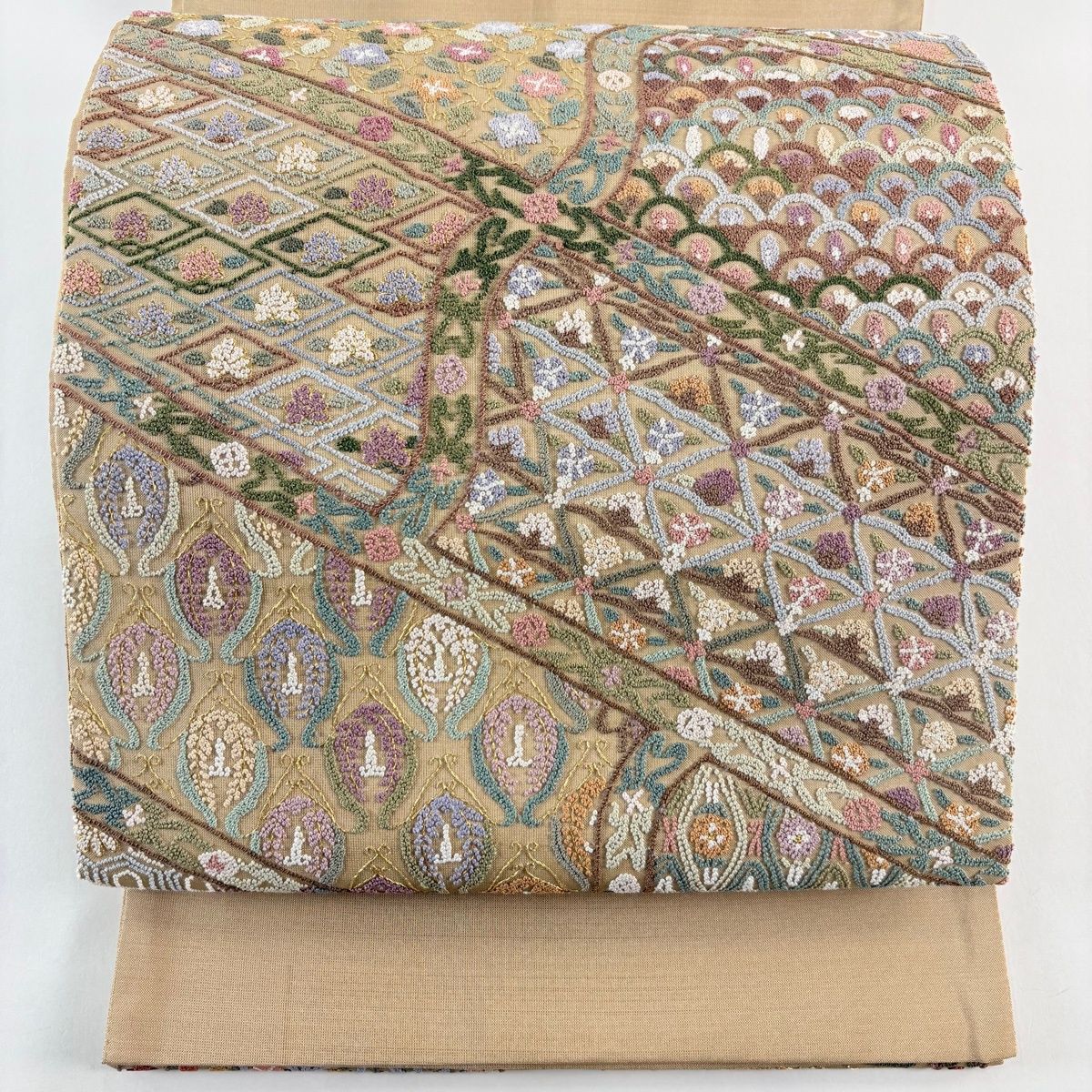 袋帯 草花 亀甲 相良刺繍 金糸 薄茶色 お太鼓柄 正絹