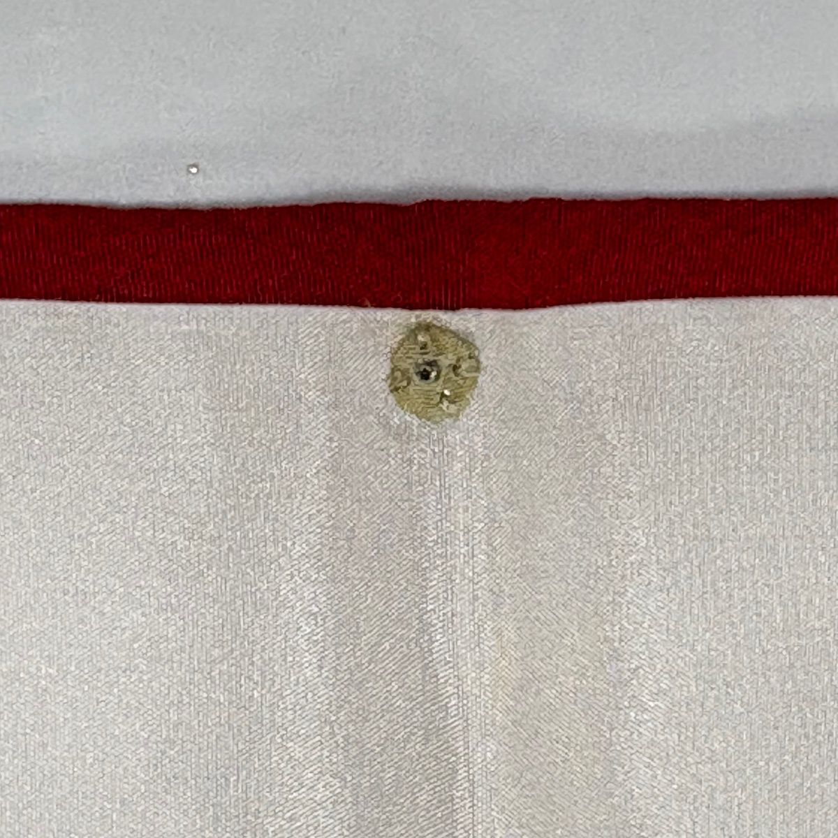 美品】 色無地 身丈151.5cm 裄丈66.5cm M 袷 山本寛斎 落款 地紋 赤