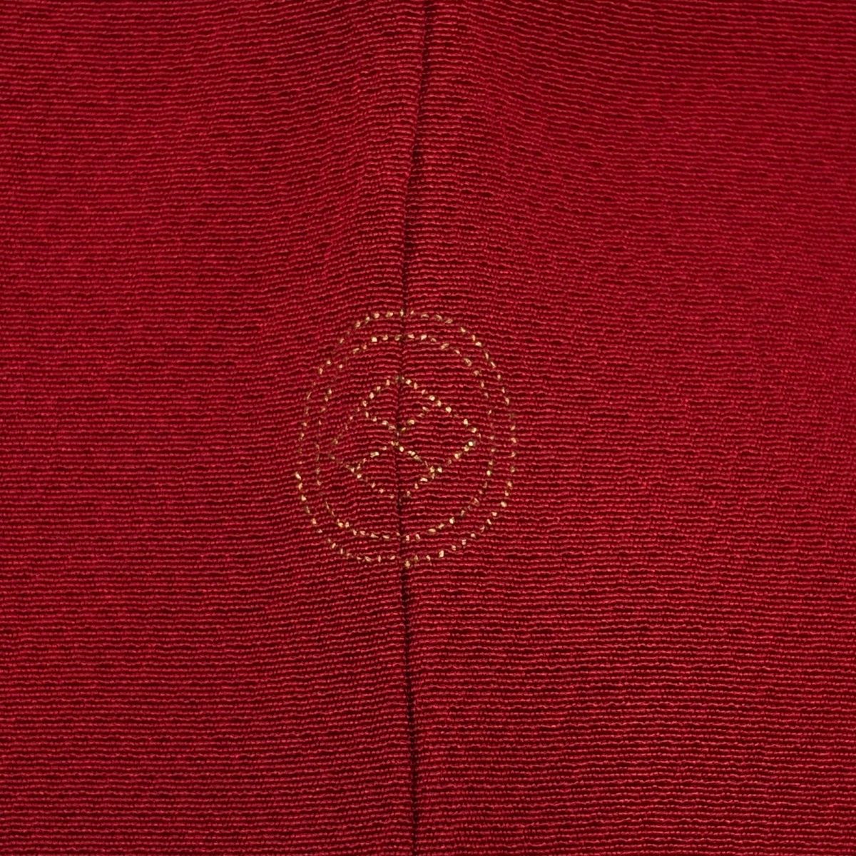 正絹 色無地 チェリーレッド 地紋入り 山本寛斎 作家物 単品 美品】 色無地 身丈151.5cm 裄丈66.5cm M 袷 山本寛斎 落款 地紋 赤