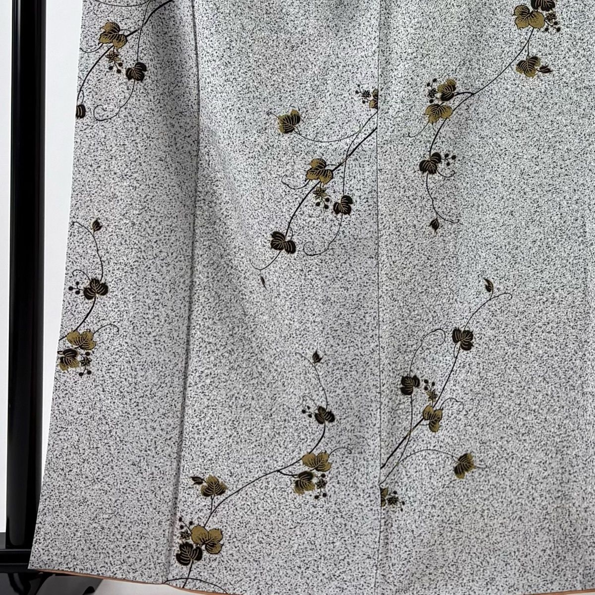 美品】 小紋 身丈161cm 裄丈64cm M 袷 草花 幾何学 金彩 灰色 正絹 秀