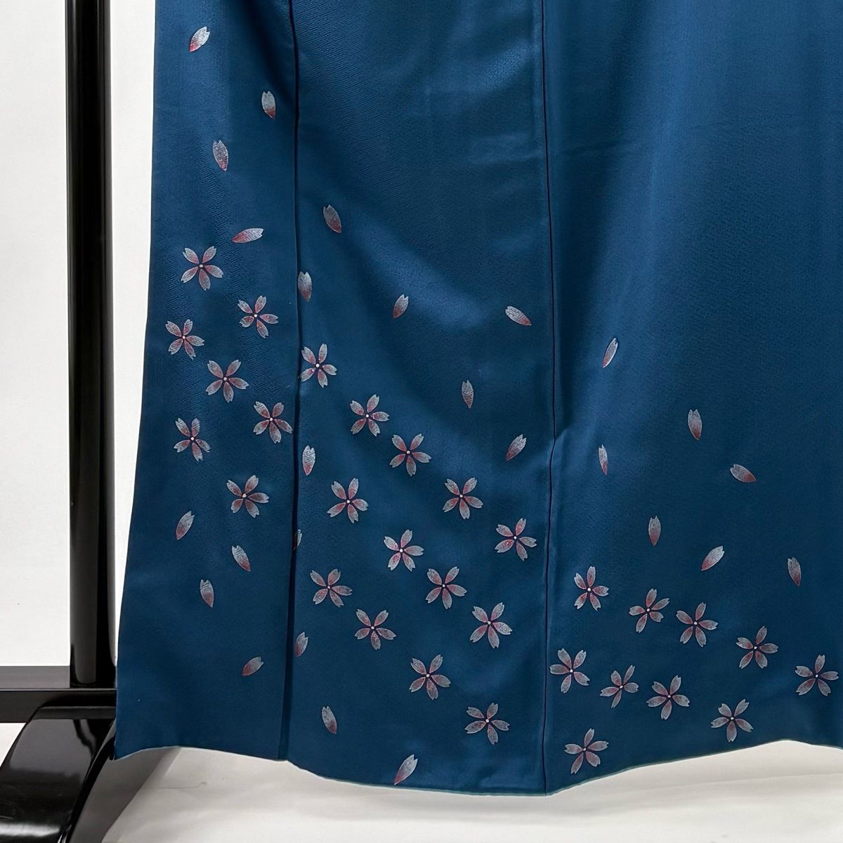 振袖 身丈163.5 cm 裄丈64.5 M 袷 二尺袖 桜 花びら 金彩 ラメ 藍色 正絹 秀品