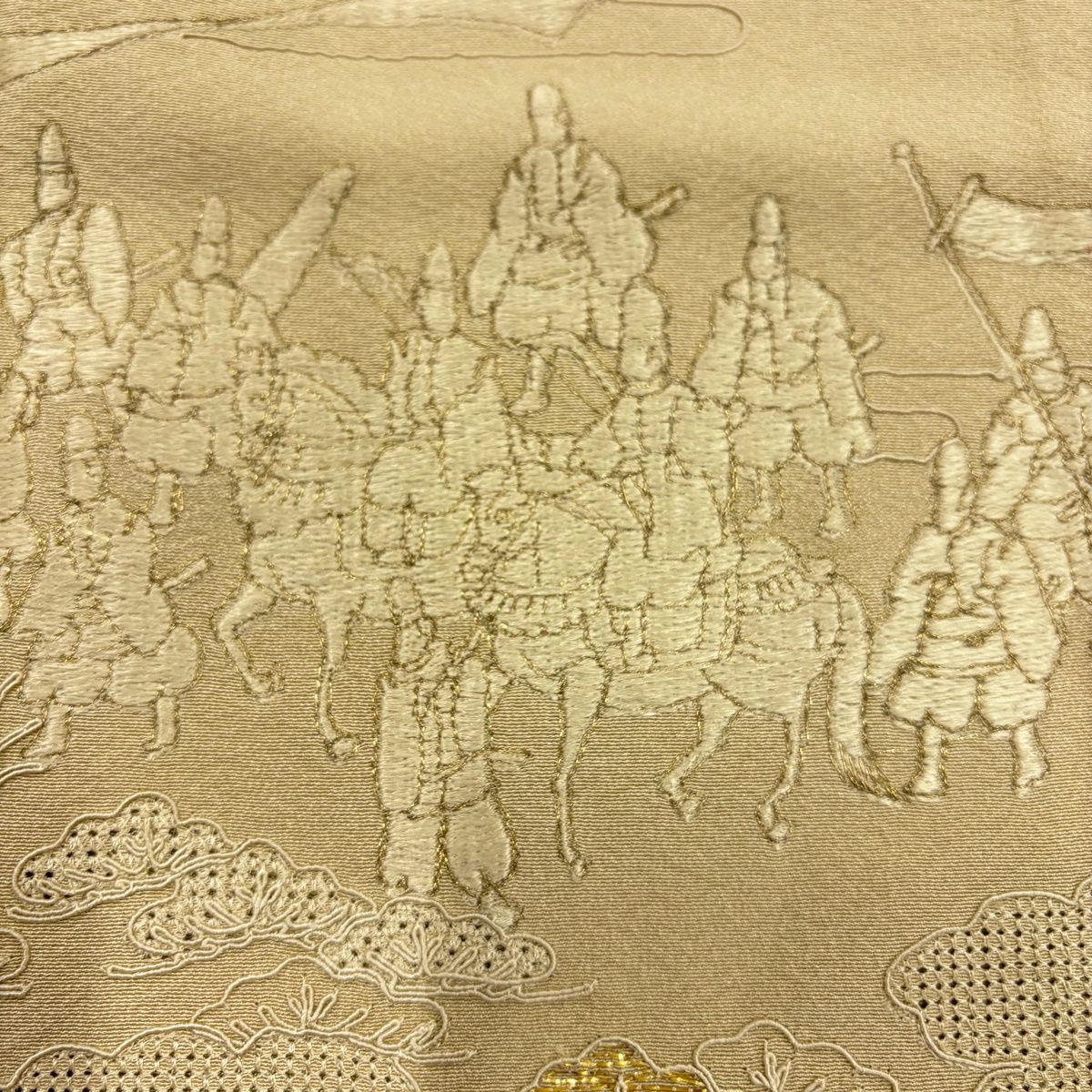 付下げ 身丈156cm 裄丈63.5cm S 袷 大名行列 雲文 刺繍 金糸 ベージュ