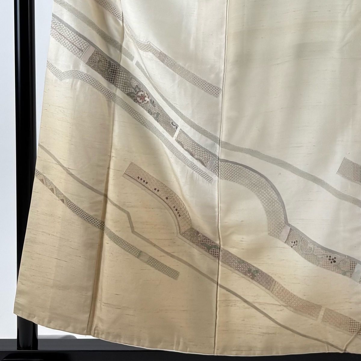 訪問着 身丈156 cm 裄丈63 S 袷 紬地 花唐草 幾何学 天山汕頭刺繍 ぼかし クリーム 正絹 秀品