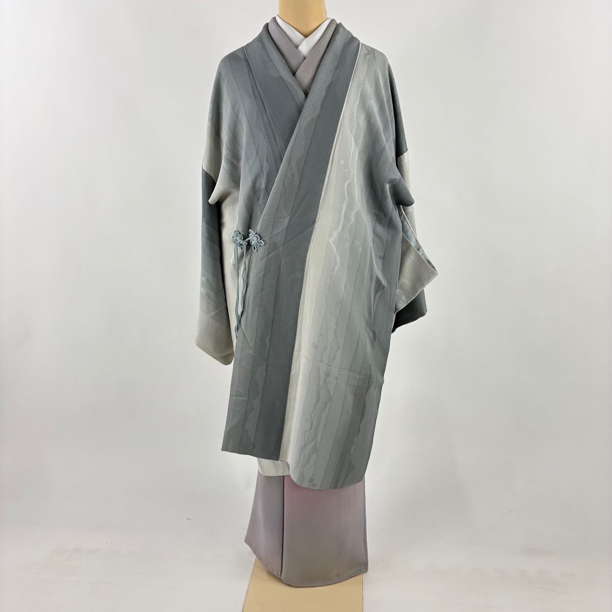 道中着 身丈100 cm 裄丈69 L 和装コート よろけ縞 地紋 灰色 正絹 秀品