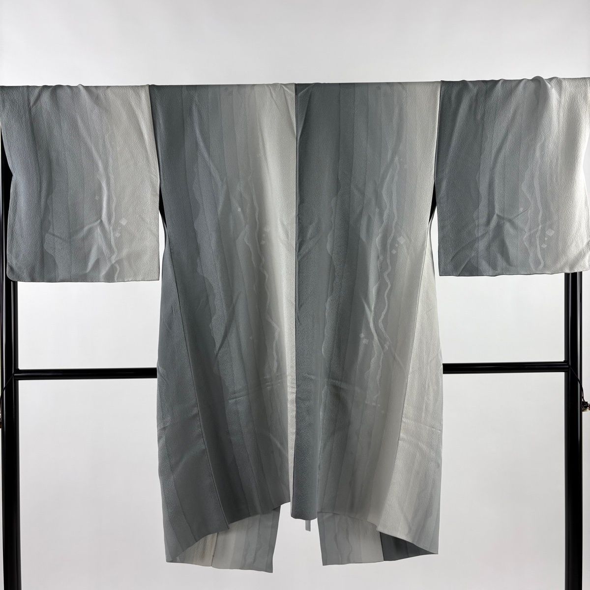 道中着 身丈100 cm 裄丈69 L 和装コート よろけ縞 地紋 灰色 正絹 秀品