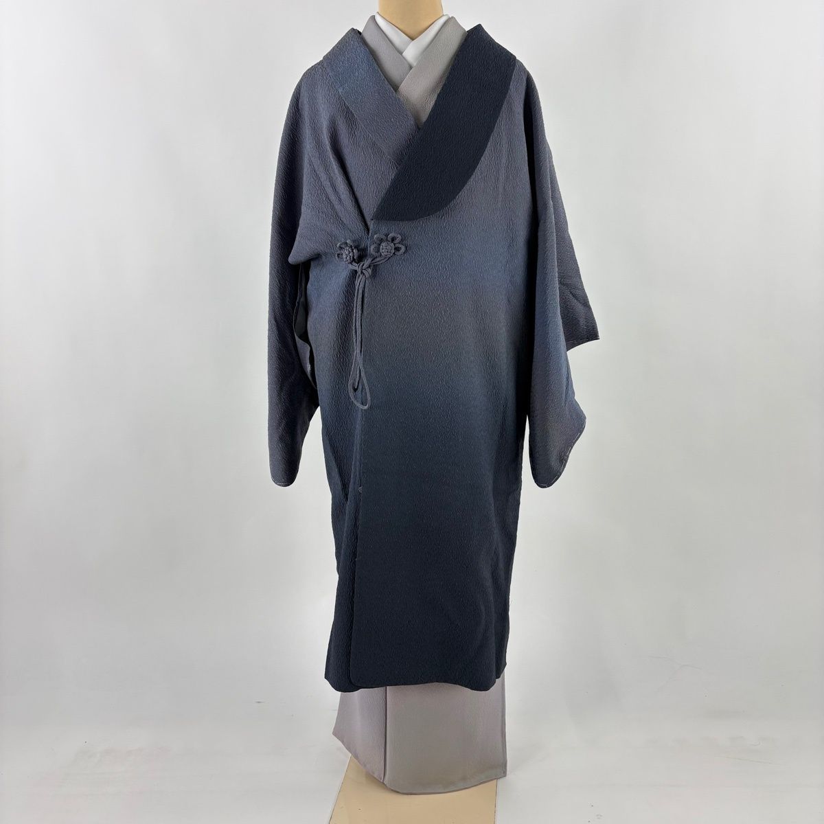 道中着 身丈112 cm 裄丈64 M 和装コート被布衿 地紋 ぼかし 青灰色 正絹 秀品
