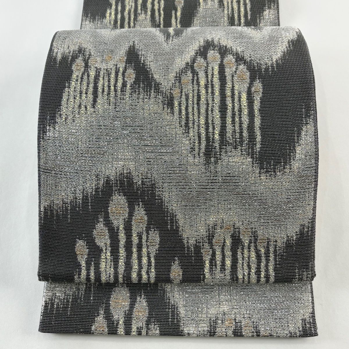 袋帯 秀品 幾何学模様 箔 黒灰 六通 正絹