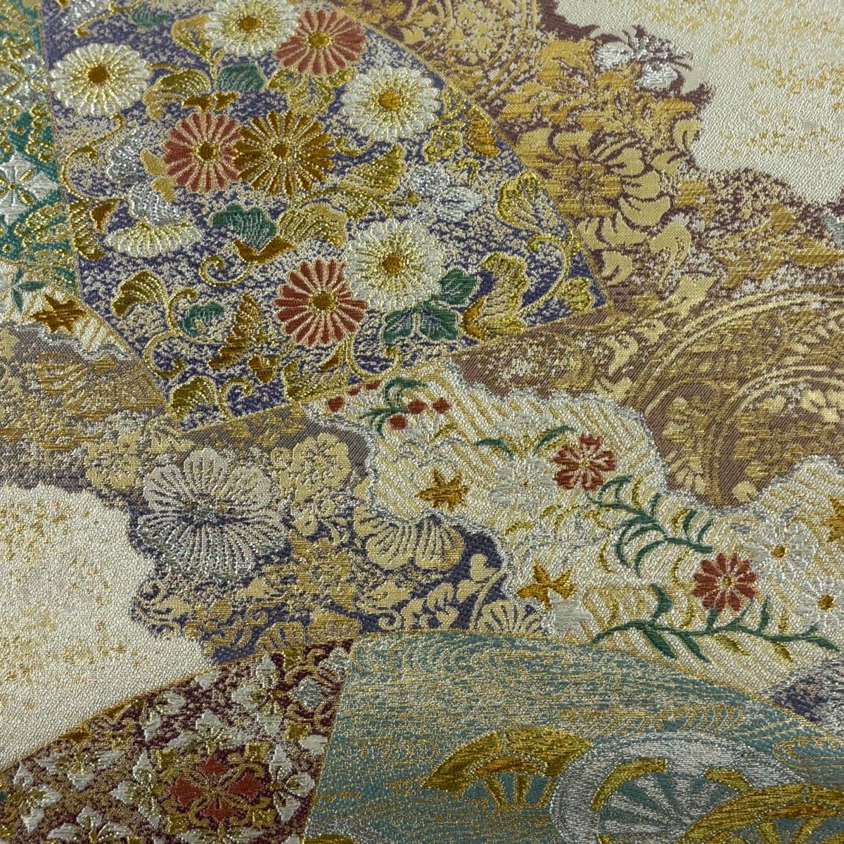 袋帯 秀品 落款 豊田宏一 経巻地紙流文 草花 金銀糸 刺繍 ベージュ 六通 正絹