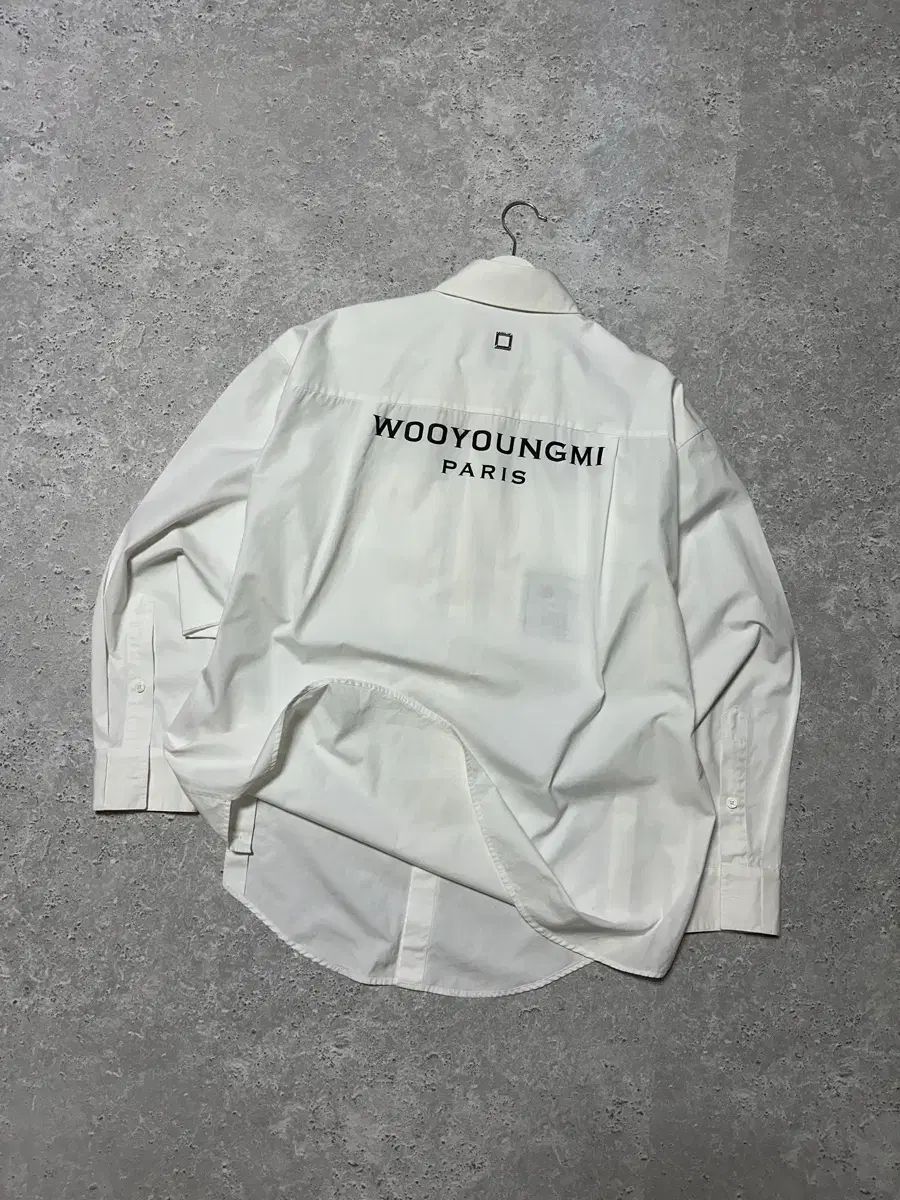 ウーヨンミ 22 ss バックロゴ 白 シャツ