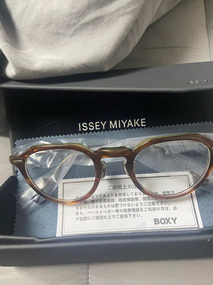 金子眼鏡 ISSEY MIYAKE イッセイミヤケ 宮 ミヤケ 版８ ブラウン