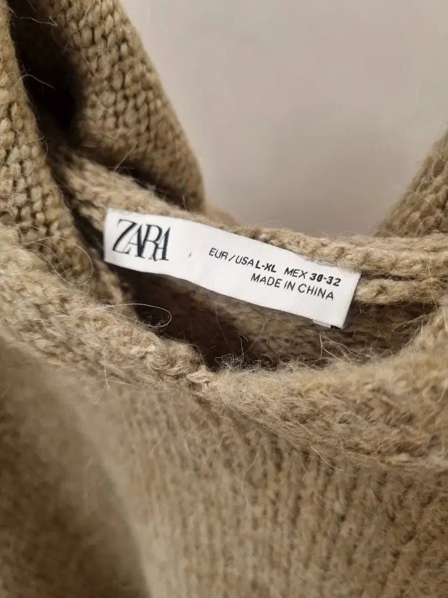 フード付きニット