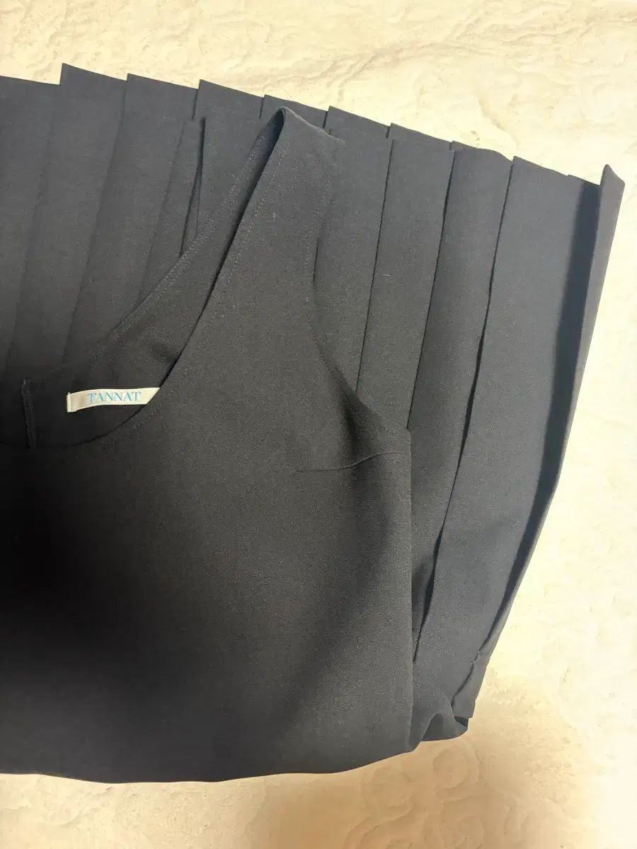 タナッツ ハーフ プリーツ ONE PIECE ブラック