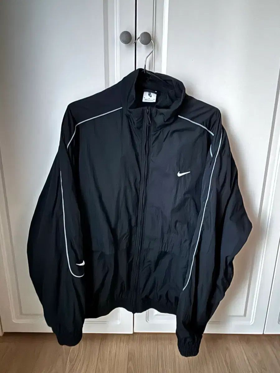 NIKE ソロスウォッシュ　ウーブン　トラックジャケット　XL 黒　ブラック NIKE ソロスウォッシュ ウーブン トラックジャケット XL 黒 ブラック