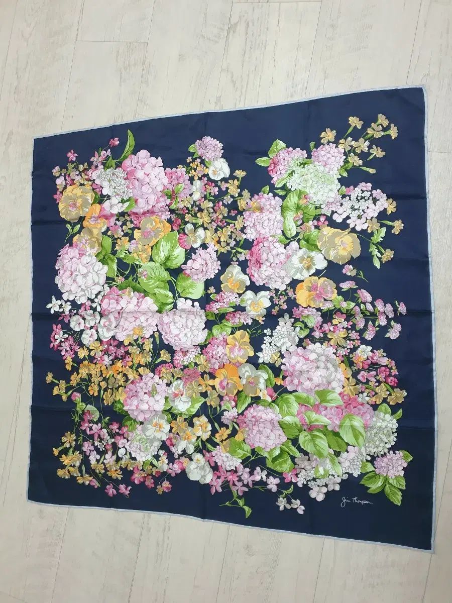 フェラガモ ジム トムソン シルク スカーフ