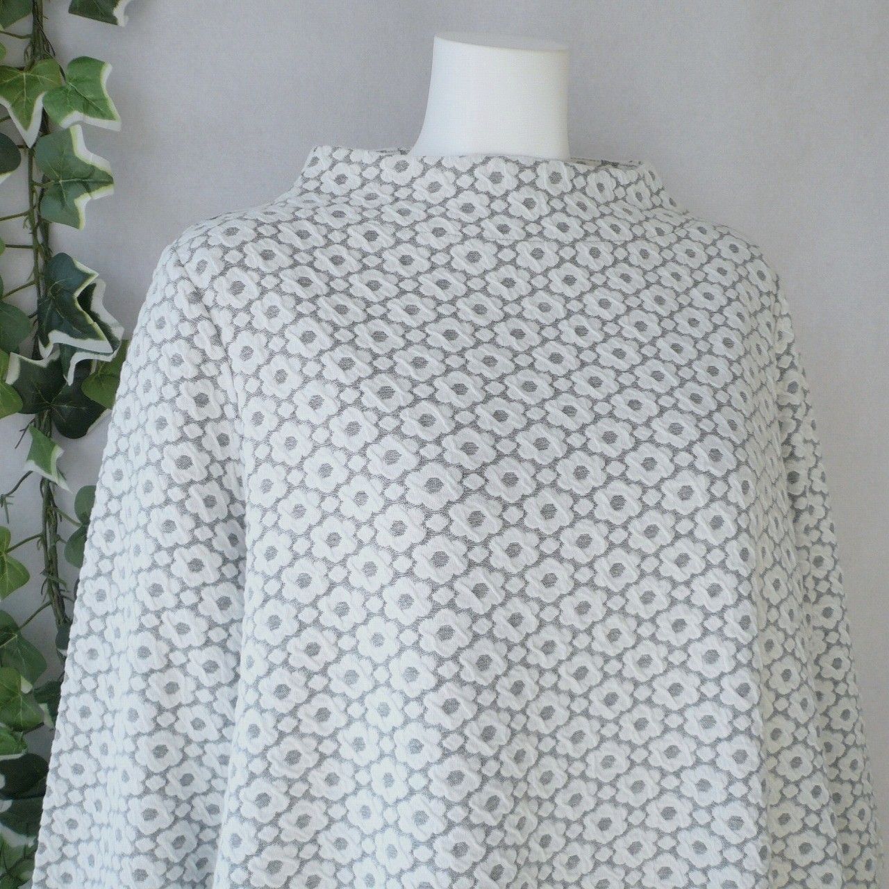 綿混ジャガード織り/大きな花グレー濃淡/七分袖ＯＰ/ゆったりМ