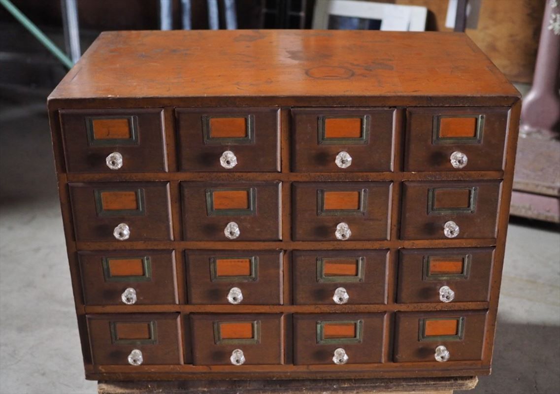 かわいい取っ手とネームプレートの１６杯 頑丈造 ドロワー 昭和中期 古録展 品番S 10902