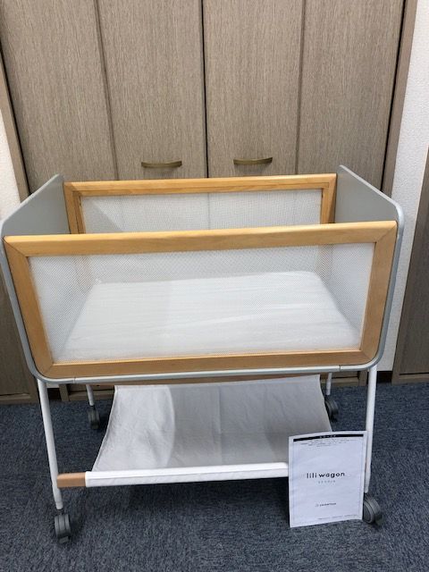 （送料無料)リリワゴン2 グレー　説明書、マット付き ベビーベッド リリワゴン2【マット・キャスター・取説付き】