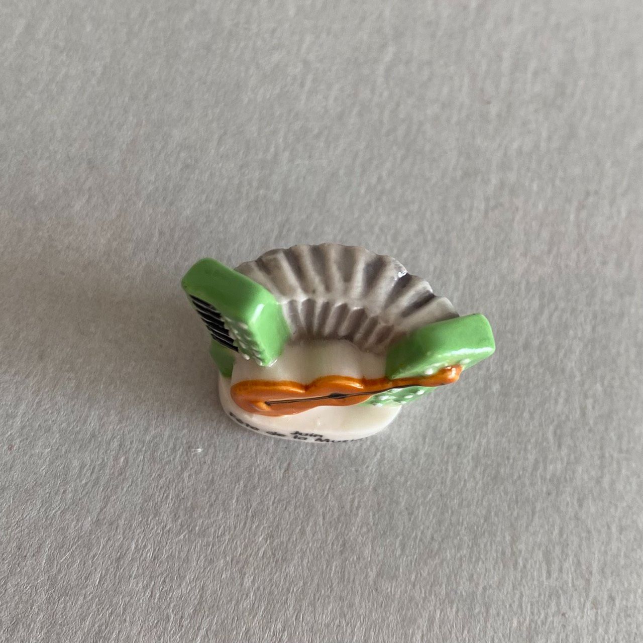 音楽祭のフェーブ／楽器／ギター／フランス雑貨／陶器ミニチュア