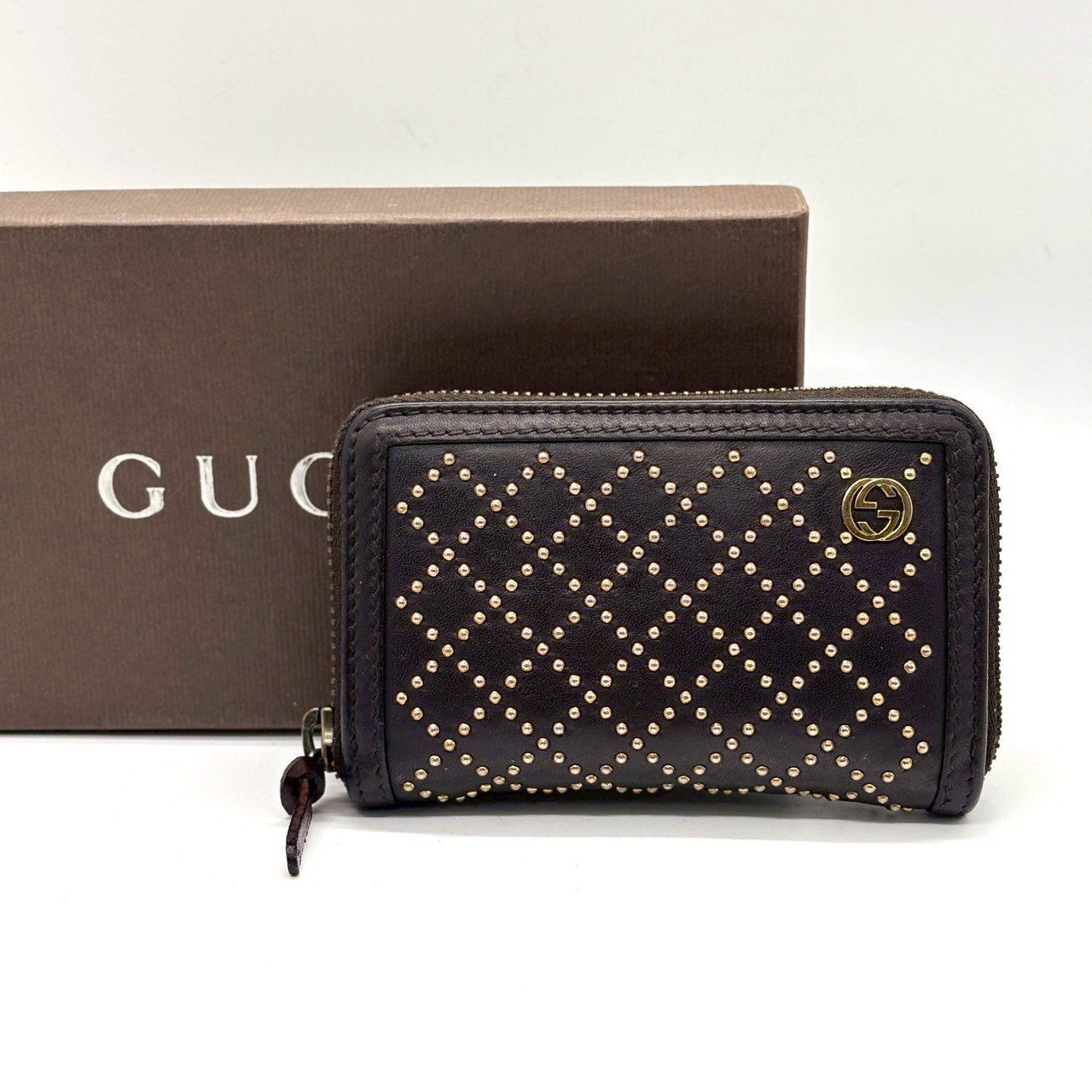  静かに映える格上小物 GUCCI コインケース ラウンドファスナー ディアマンテ スタッズ インターロッキングG コンパクトウォレット グッチ ブラウン コインケース 小銭入れ 小物