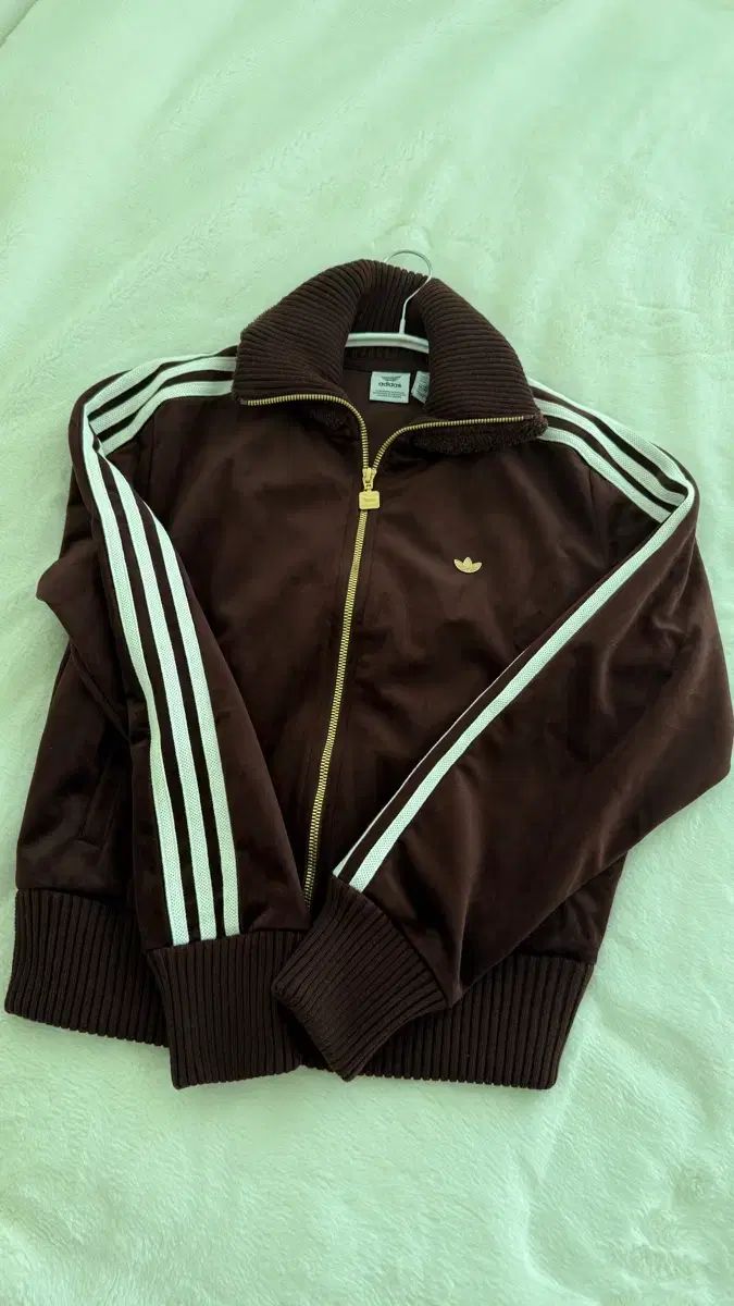 超 モデル アディダス ツアーベルベット トラックジャージ シャドウ ブラウン